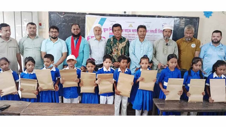 এপেক্স ক্লাব অব পটিয়ার উদ্যোগে স্কুল শিক্ষার্থীদের মাঝে ছাত