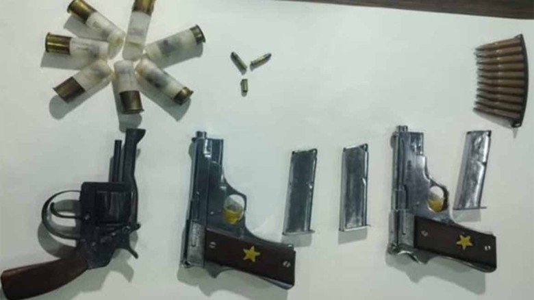 যশোরে ৩টি অস্ত্রসহ আটক ২