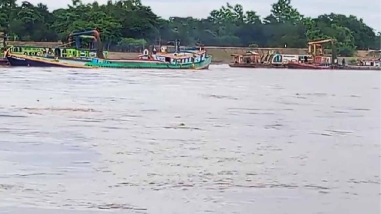 সুরমা নদী থেকে অবৈধ বালু উত্তোলন, হুমকির মুখে কানাইঘাটের বড়দ