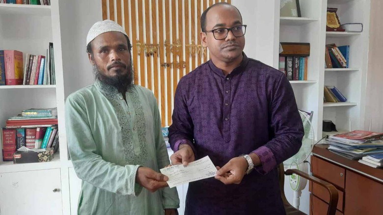 লঞ্চের ধাক্কায় নিখোঁজ রায়হানের পরিবারকে জেলা প্রশাসনের আর্থি