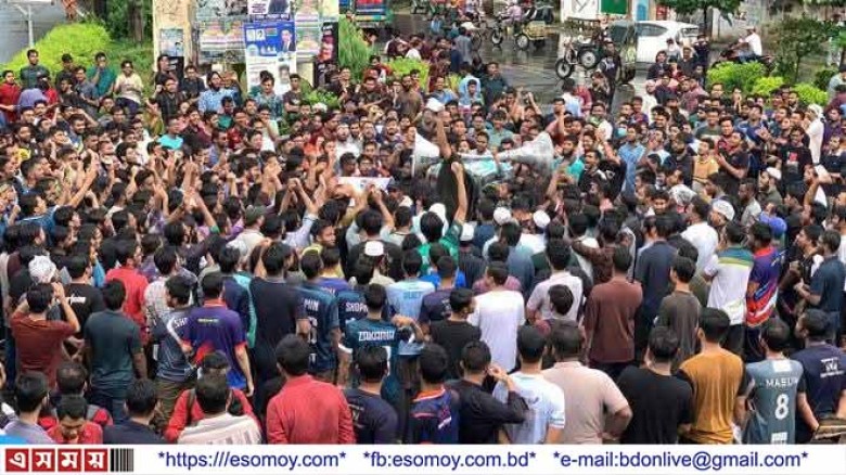 রাজশাহীতে তিন দফা দাবিতে রুয়েট শিক্ষার্থীদের সড়ক অবরোধ।