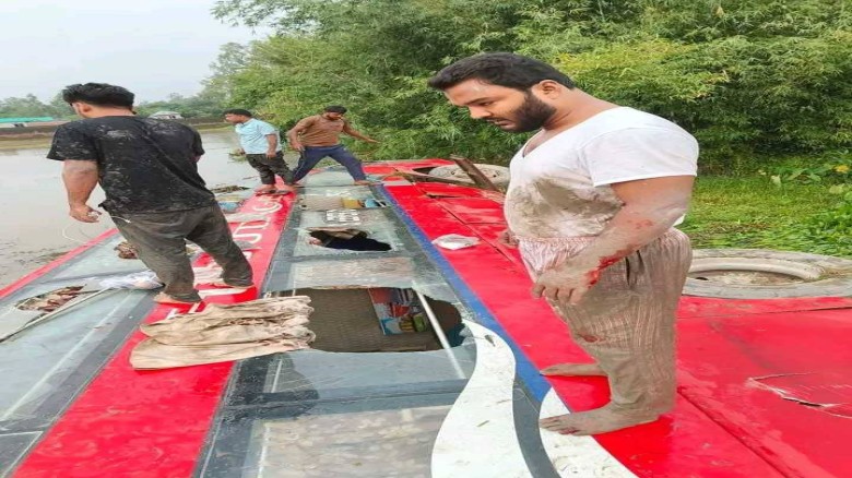 দিনাজপুরে যাত্রীবাহীবাস নিয়ন্ত্রন হারিয়ে খাদে,গণ অধিকার পরিষ