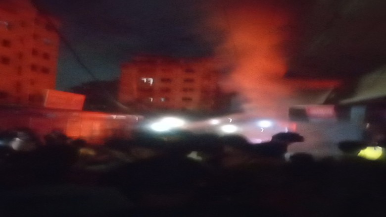 কেরানীগঞ্জে ভয়াবহ অগ্নিকাণ্ডে তিনটি দোকান পুড়ে ছাই।