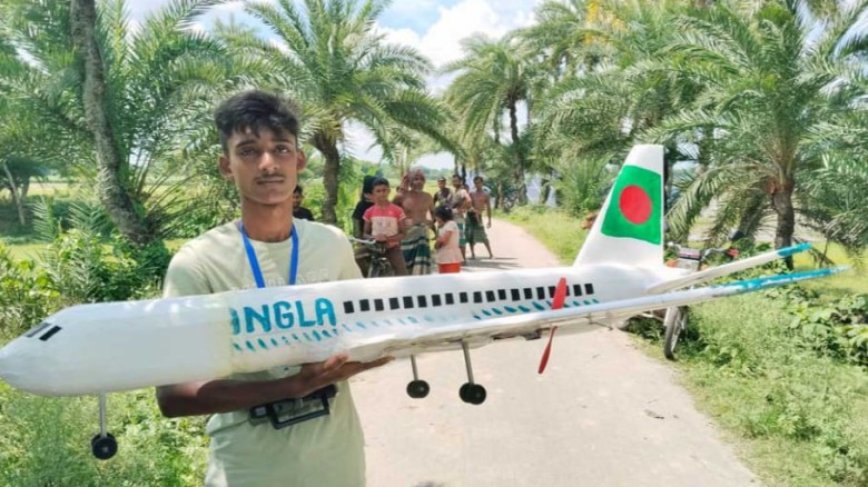 ঝিনাইদহের কোটচাঁদপুর আকাশে উড়ল অঙ্কনের ড্রোন বিমান