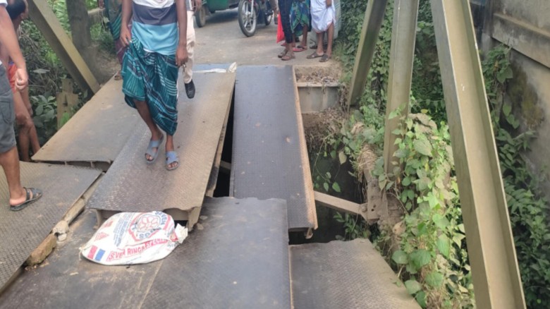 শ্রীপুরে একই বেইলি ব্রিজ ভেঙেছে ২৮ বার ।