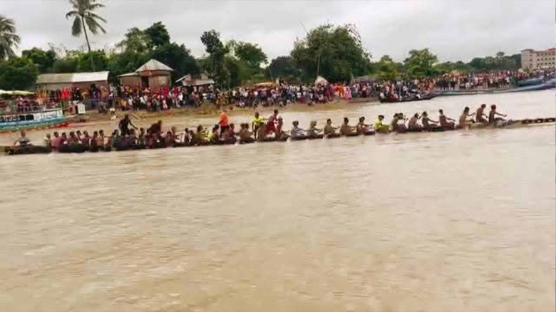 নড়াইলে দুর্গাপূজায় নৌকাবাইচ ও গ্রামীণ মেলা দেখতে হাজারো মানু