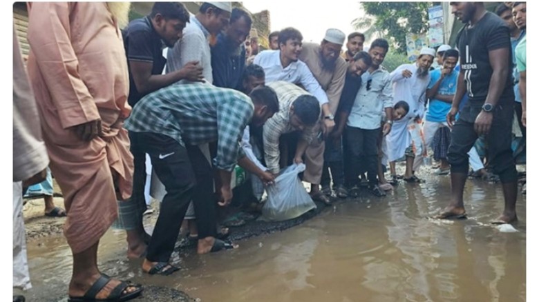 সড়কের জলে মাছ ছেড়ে প্রতিবাদ হাসনাত আবদুল্লাহর