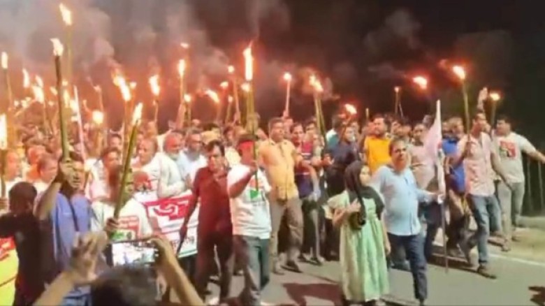 নদী তীরে মশাল প্রজ্বলন করে হাজারো মানুষের তিস্তা বাঁচানোর দা