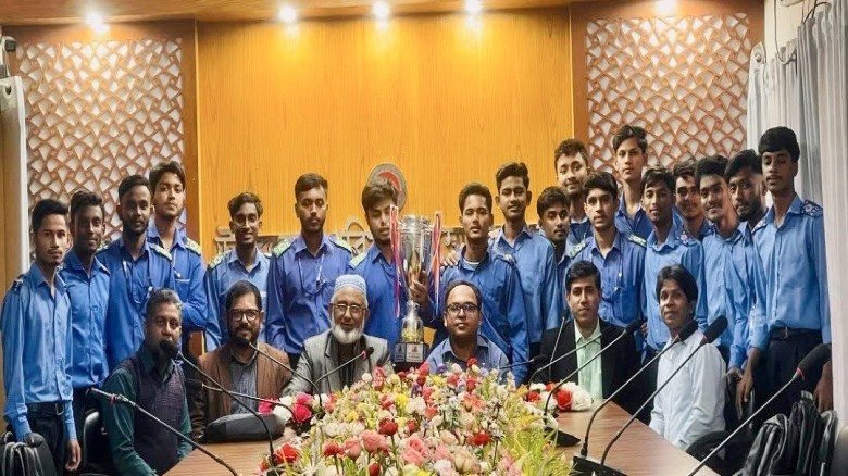 কুমিল্লা জেলা চ্যাম্পিয়ন খসরু কলেজ ফুটবল টিম—UNO মহোদয়ের সংব