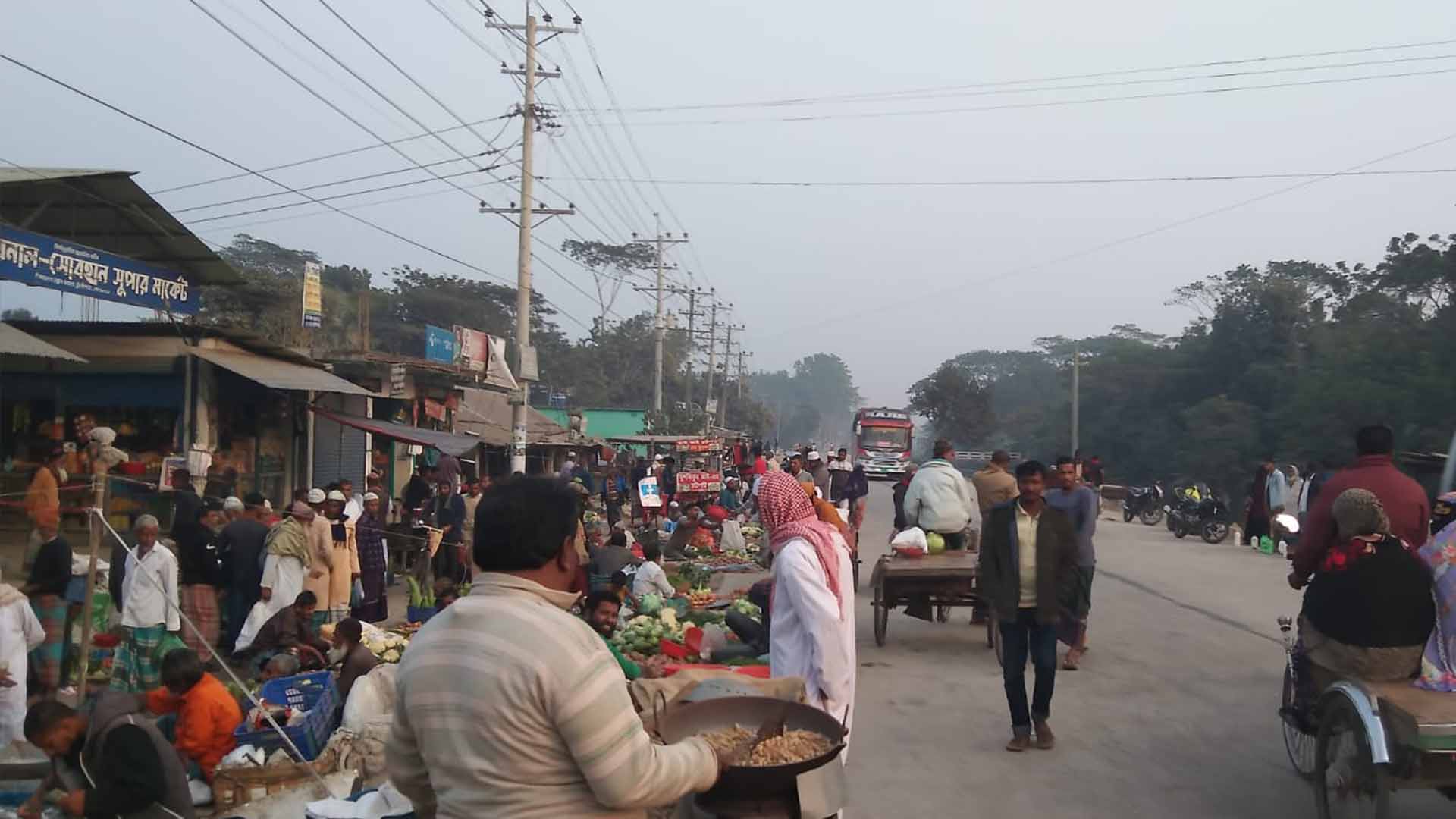 টুঙ্গিপাড়ায় মহাসড়কের উপর ঝুকিপূর্ন বিশাল বাজার