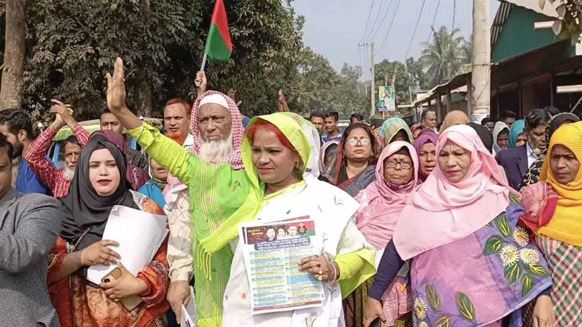 রাষ্ট্রকাঠামো মেরামতের ৩১ দফা বাস্তবায়নে আড়াইহাজারে পারভীন আক্তারএর লিফলেট বিতরণ 