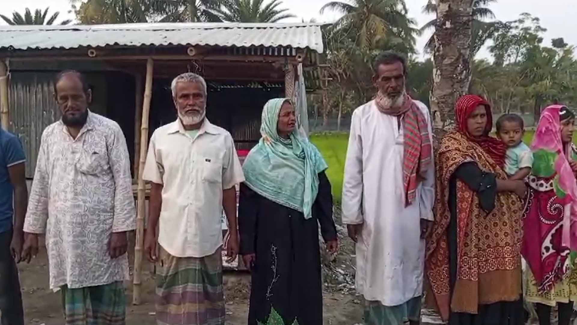 ষড়যন্ত্র মূলক মিথ্যা মামলা থেকে পরিত্রাণ ও আটককৃত’র জামিনের দাবীতে নড়াইলে মানববন্ধন অনুষ্ঠিত