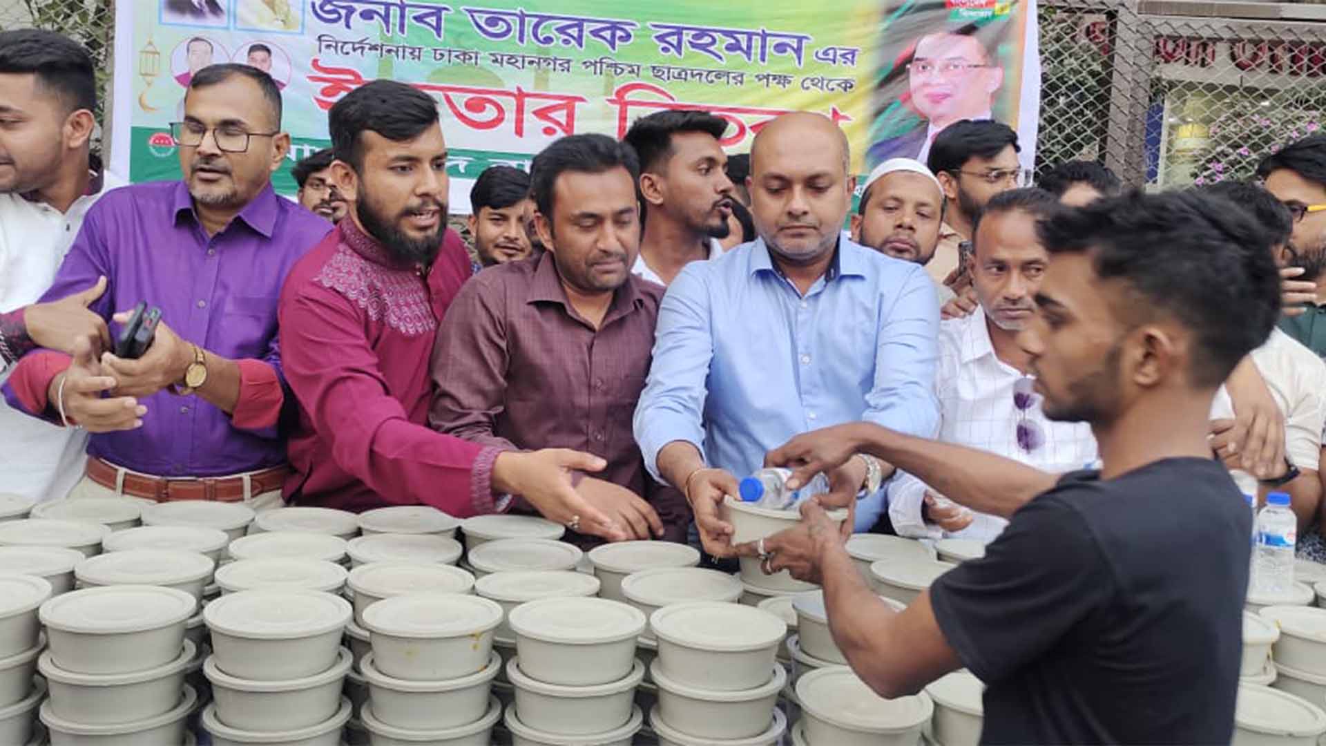 গাবতলী’র বস্তিতে আগুনে পুড়ে যাওয়া হত-দরিদ্রদের সাথে দারুসসালাম ছাত্রদলের ইফতার